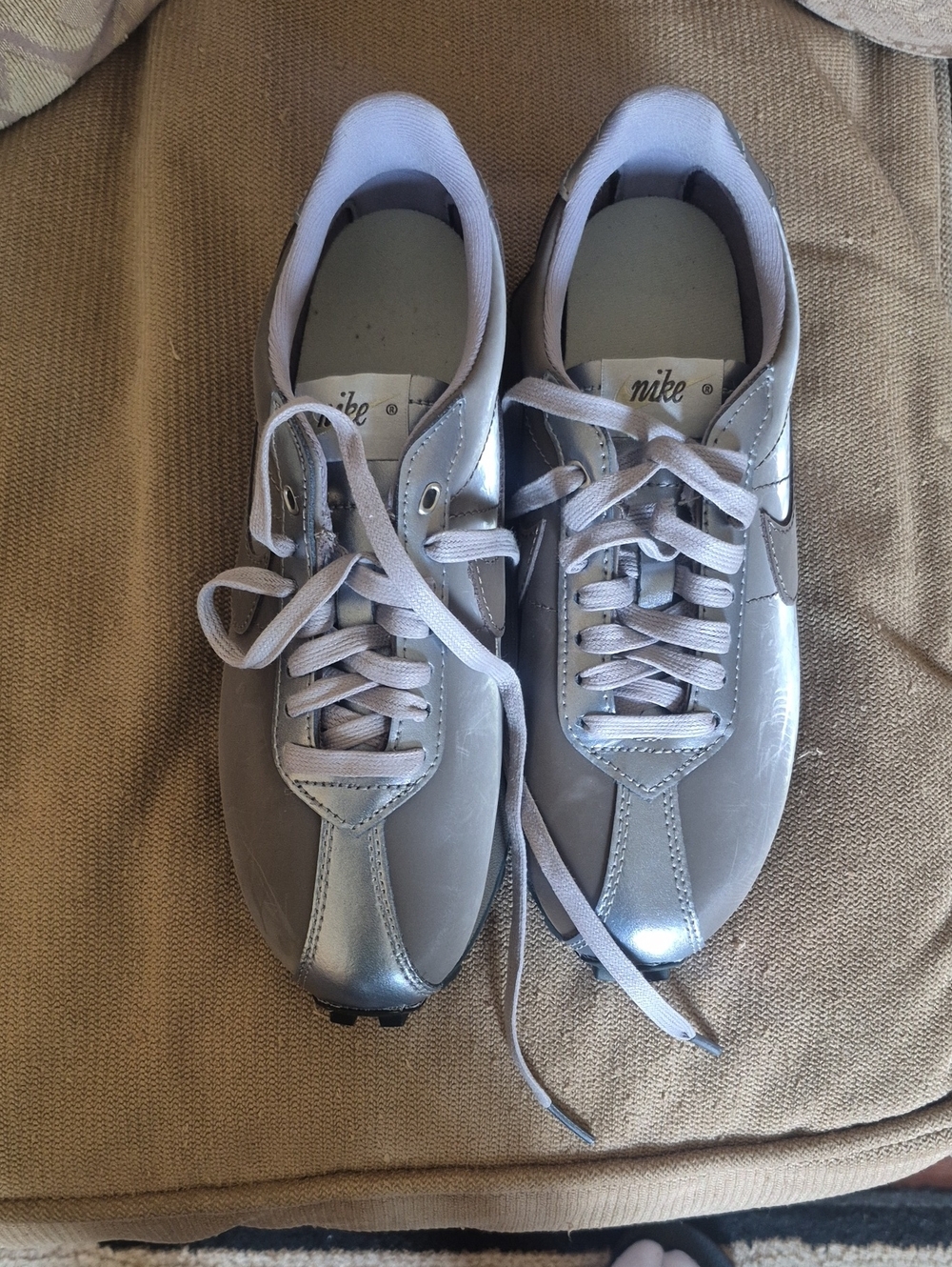 NIKE WOMENS METALLIC SNEAKER